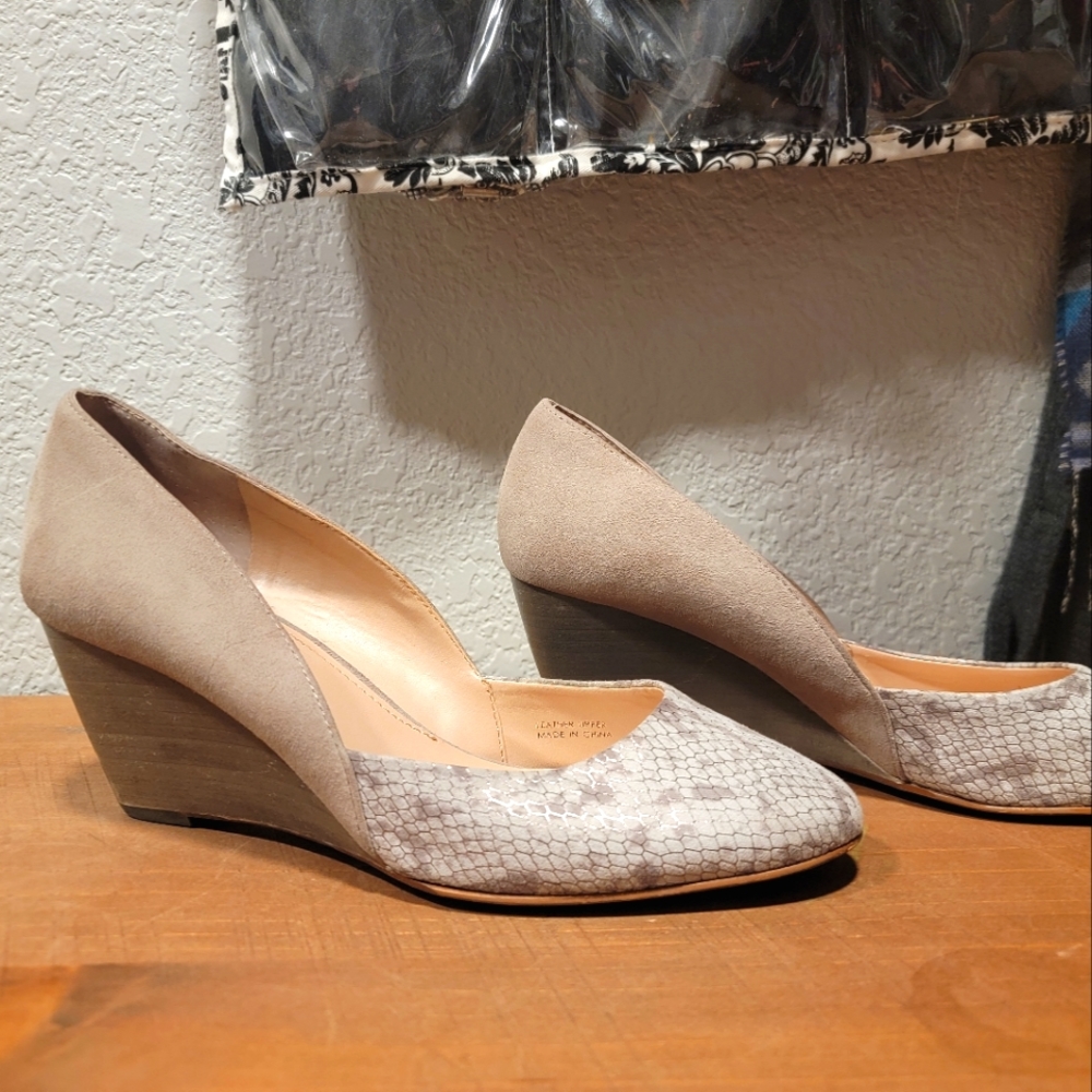 Tahari Palace wedge pumps sz 8